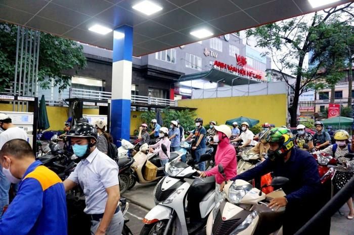 datbinh-Giá xăng giảm hơn 900 đồng/lít, dầu giảm mạnh hơn